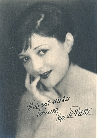 lya de putti 03